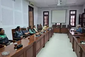 Terima Aspirasi Warga Muharto, DPRD Kota Malang Pastikan Aset Pemkot Dilarang Dikuasai Pribadi Foto BeritaJatim.com