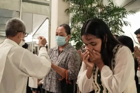Misa Pontifikal Natal di Katedral Surabaya, Uskup Doakan Korban Bencana di Sumatra Foto BeritaJatim.com