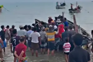 Nelayan Sampang Meninggal Dunia Saat Melaut di Perairan Camplong, Diduga Alami Sesak Napas Foto BeritaJatim.com