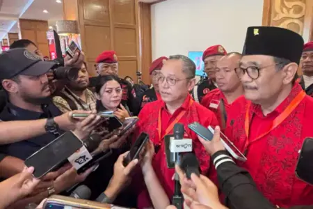 Deddy Sitorus PDIP: Biar Rakyat yang Menilai Soal Pemerintah Tangani Banjir Aceh-Sumatra Foto BeritaJatim.com