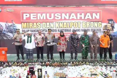Polresta Banyuwangi Musnahkan 5,2 Ton Miras dan Knalpot Brong Jelang Natal 2025 Foto BeritaJatim.com