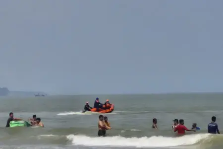 Dua Bocah Terseret Ombak di Pantai Tambakboyo Tuban, Satu Anak Masih Dalam Pencarian Foto BeritaJatim.com