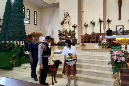 Amankan Malam Natal 2025, Polres Probolinggo Kota Terjunkan Unit K9 ke Gereja Foto BeritaJatim.com