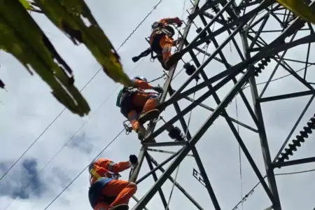 PLN Bergerak Tanpa Henti Pulihkan Aliran Listrik di Wilayah Terdampak Banjir Sumatera Foto BeritaJatim.com