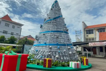 Pohon Natal dari Galon Bekas Hiasi Gereja Kepanjen Surabaya, Pesan Lingkungan dan Kesederhanaan Menggema Foto BeritaJatim.com