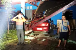 Puting Beliung Terjang Banyuates Sampang, Pohon Tumbang Lumpuhkan Jalur Pantura Foto BeritaJatim.com