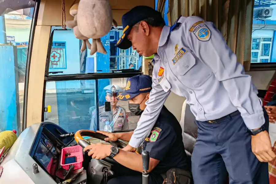 Bus Patas Jurusan Surabaya Dilarang Jalan Saat Ramp Check di Terminal Minak Koncar Lumajang Foto BeritaJatim.com