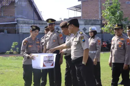 Polres Kumpulkan Bantuan Kemanusiaan: Dari Madiun untuk Sumatra Foto BeritaJatim.com