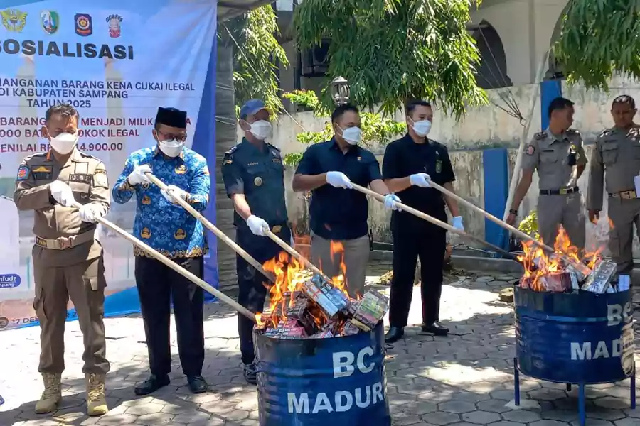 Berantas Peredaran Gelap, 36 Ribu Batang Rokok Ilegal di Sampang Dimusnahkan Foto BeritaJatim.com