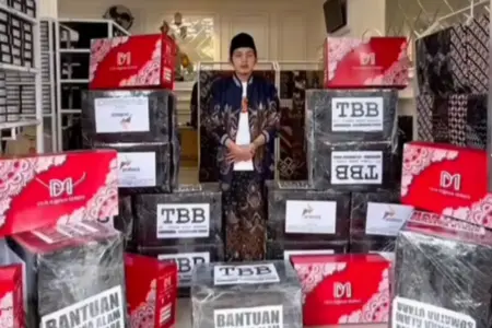 Peduli Banjir Sumut, Gus Iqdam Kirim 1.000 Sarung Batik untuk Para Korban Foto BeritaJatim.com