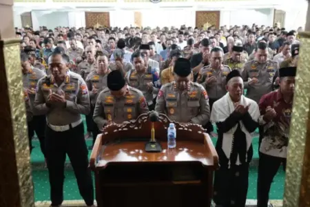 Peduli Bencana Sumatra, Kapolda Jatim Pimpin Ribuan Personel Gelar Sholat Ghaib Foto BeritaJatim.com