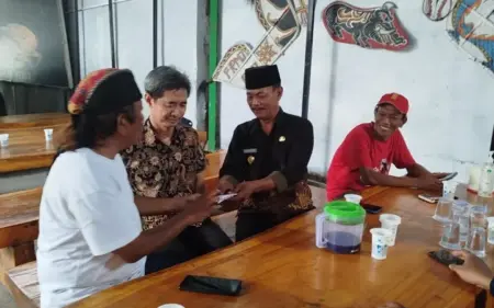 Bentuk Transparansi, TPK Kembalikan Silpa Rp6,7 Juta ke Pemdes Pulo Lor Jombang Foto BeritaJatim.com