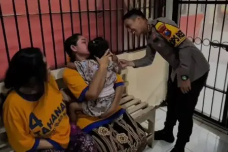 Hari Ibu, Tangis Pecah Saat Tahanan Wanita Polres Madiun Peluk Anaknya Masih Balita Foto BeritaJatim.com