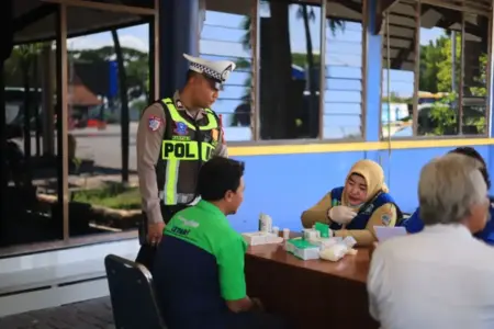 Puluhan Sopir Bus AKDP–AKAP Jalani Tes Urine dan Ramp Check di Terminal Bunder Gresik Foto BeritaJatim.com