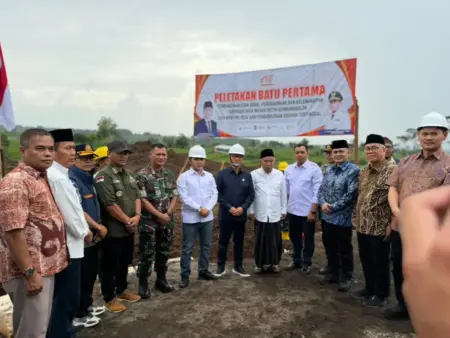 Ditarget Dorong Ekonomi Desa, Mendes PDT Resmikan Ground Breaking KDMP di Pacet Mojokerto Foto BeritaJatim.com
