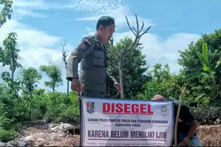 Belum Kantongi Izin, Proyek Tower Telekomunikasi di Grabagan Disegel Satpol PP Tuban Foto BeritaJatim.com