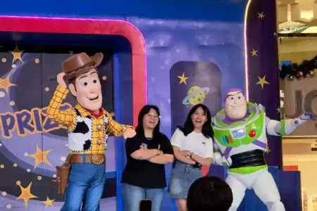 Nostalgia Libur Natal 2025: Woody dan Buzz Lightyear Sapa Penggemar di Tunjungan Plaza Surabaya Foto BeritaJatim.com