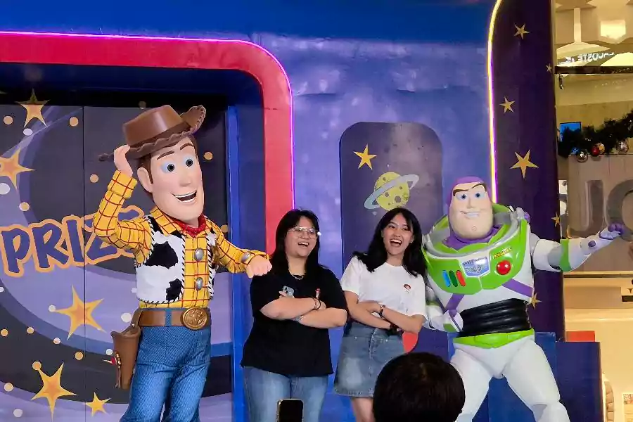 Nostalgia Libur Natal 2025: Woody dan Buzz Lightyear Sapa Penggemar di Tunjungan Plaza Surabaya Foto BeritaJatim.com