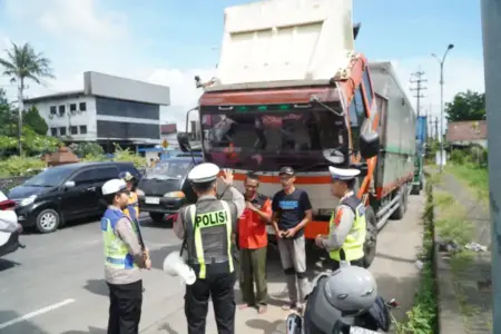 Operasi Lilin Semeru 2025, Polres Malang Batasi Truk Sumbu Tiga di Jalur Strategis Foto BeritaJatim.com