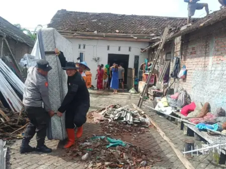 Dampak Parah Angin Kencang di Bojonegoro: Puluhan Rumah Rusak Foto BeritaJatim.com