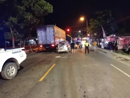 Tabrakan Beruntun di Perempatan Balen Bojonegoro, Dua Orang Luka-Luka Foto BeritaJatim.com