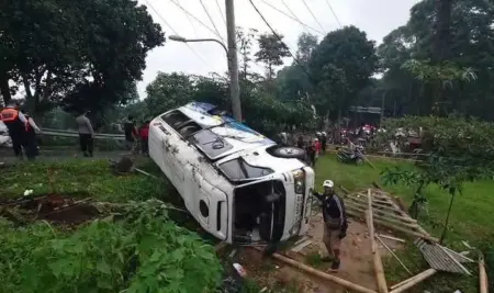 Minibus Rombongan Asal Surabaya Terbalik di Pacet Mojokerto, Imbas Rem Blong Foto BeritaJatim.com