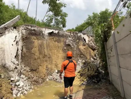 Diguyur Hujan Lebat, Jogging Track Gejos Gresik Longsor dan Ditutup Sementara Foto BeritaJatim.com