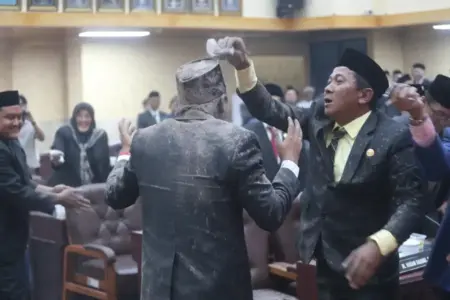 Wabup Djoko Susanto Disambut Aplaus, Ketua Komisi B DPRD Jember Diguyur Tepung Foto BeritaJatim.com