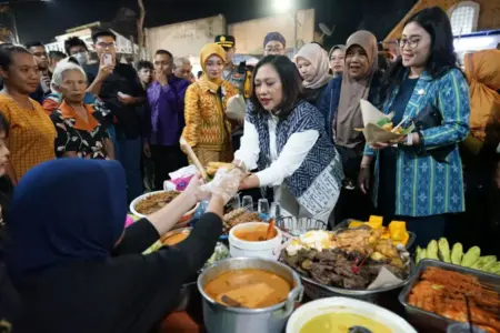 Mecel Bareng Mbak Wali, Vinanda Rayakan Pecel Tumpang Identitas Kuliner Kota Kediri Foto BeritaJatim.com