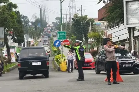 Ribuan Kendaraan Padati Telaga Sarangan di Hari Pertama 2026 Foto BeritaJatim.com
