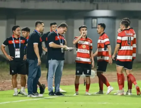 Finishing Jadi PR Carlos Periera di Madura United Foto BeritaJatim.com