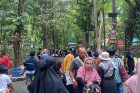 Pengunjung KBS Saat Libur Tahun Baru 2026 Capai 35 Ribu, Target Nataru Tembus 180 Ribu Foto BeritaJatim.com