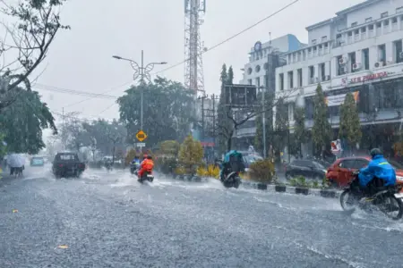 Prakiraan Cuaca Hari Ini: Malang Raya Hujan Ringan, Kedungkandang Waspada Hujan Petir Foto BeritaJatim.com