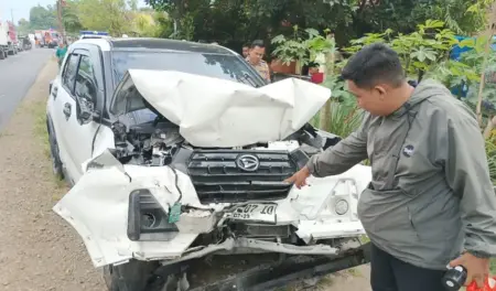 Tragedi Kecelakaan di Jombang: Pasutri Tertabrak Truk, Suami Meninggal Dunia Foto BeritaJatim.com