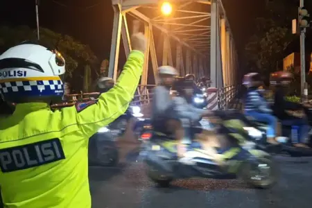 Dua Simpul Jalan Menuju Alun-alun Wiraraja Ditutup Saat Pergantian Tahun Baru 2026 Foto BeritaJatim.com