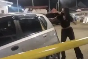 Diduga Buntut Asmara, Perempuan Rusak Mobil di Pelabuhan Kalianget Foto BeritaJatim.com